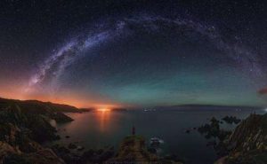 坐在秋的小轩窗下